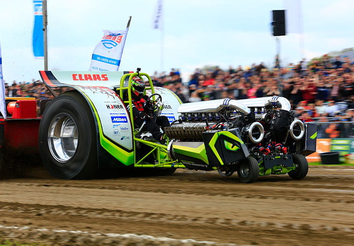 Tractor-Pulling-in-Fuchtorf