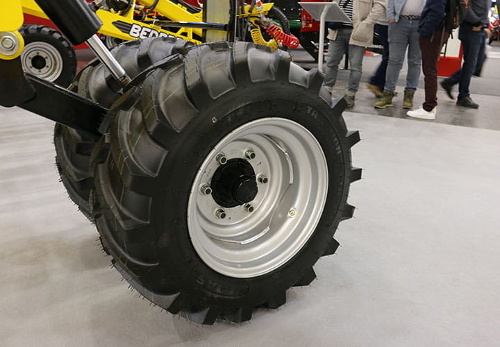 agriculturalandforestrytyrescropprocessingandgreenareaequipmentimplementtractiontyresTR01